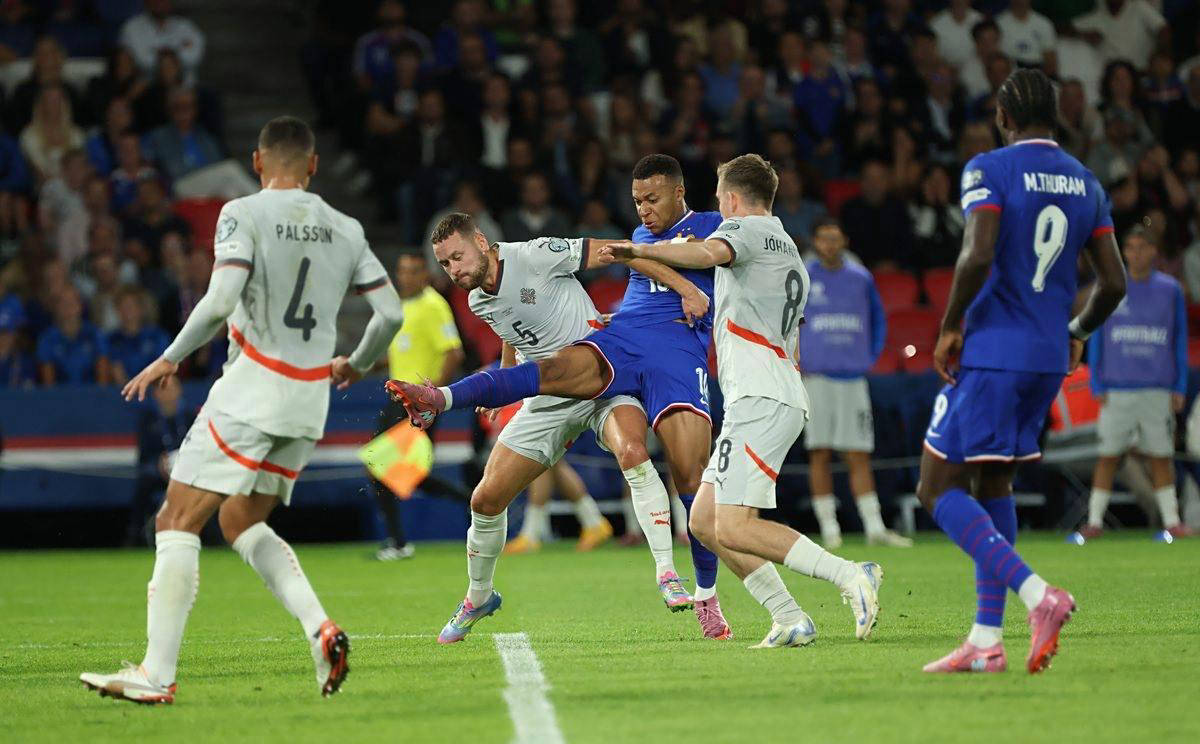 曼城传奇费尔南迪尼奥正式自宣退役，结束23年辉煌职业生涯（曼城名宿费尔南迪尼奥官宣挂靴，23年绿茵生涯谢幕）