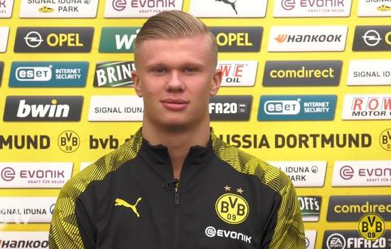 英超榜首再度易主，冠军争夺进入白热化（英超头名再易主，争冠大战白热化）