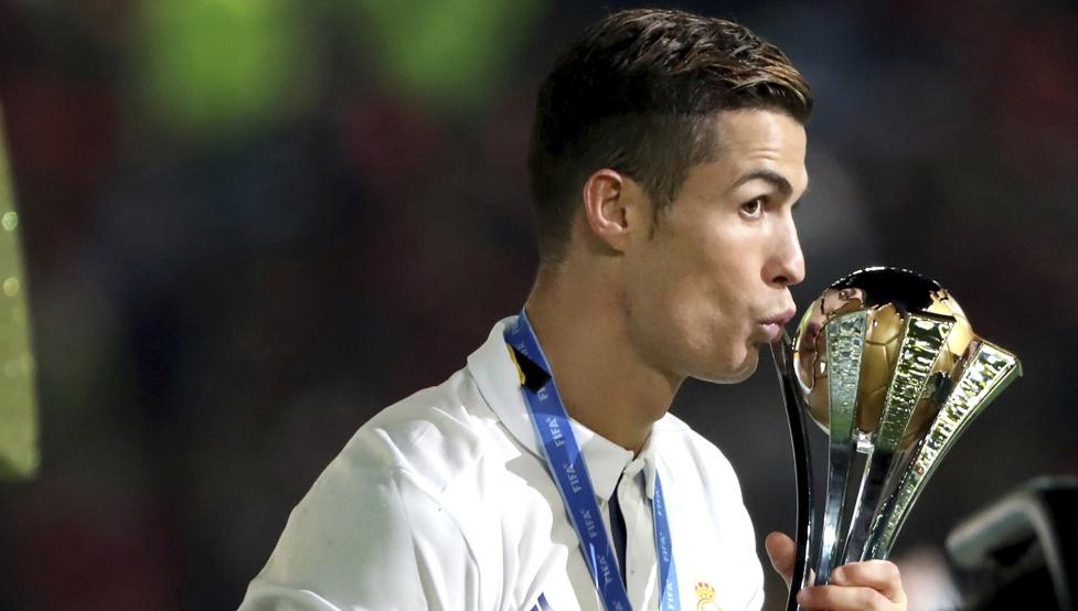 致敬蓝军传奇，库库雷利亚度假时身穿德罗巴球衣