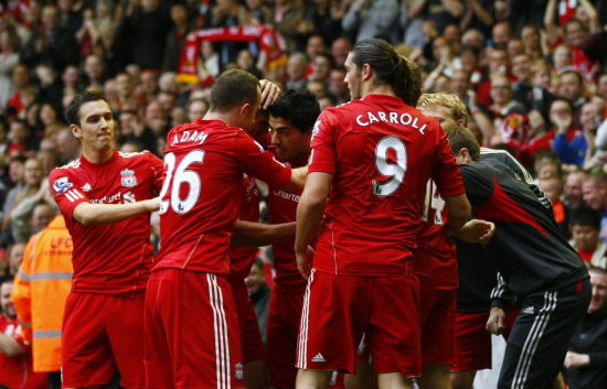 英超中游陷大乱斗！11队仅差6分，曼联利物浦等四队同积26分（英超中游混战白热化：11队分差仅6分，曼联、利物浦等四队同积26分）