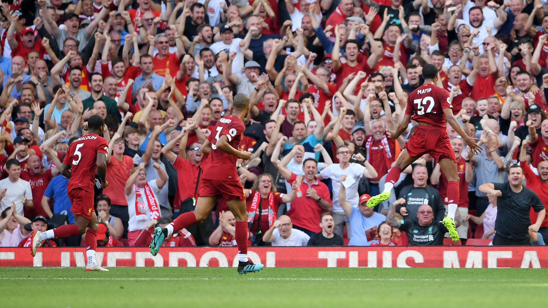 今年上海双雄争冠战启用外籍裁判，去年的主裁为傅明、李海新