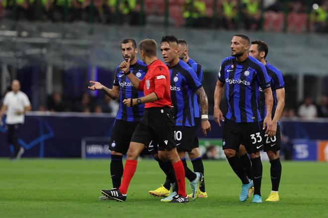 一日意甲动向：国米大胜科莫晋级榜首，米兰中锋实在是太令人发愁